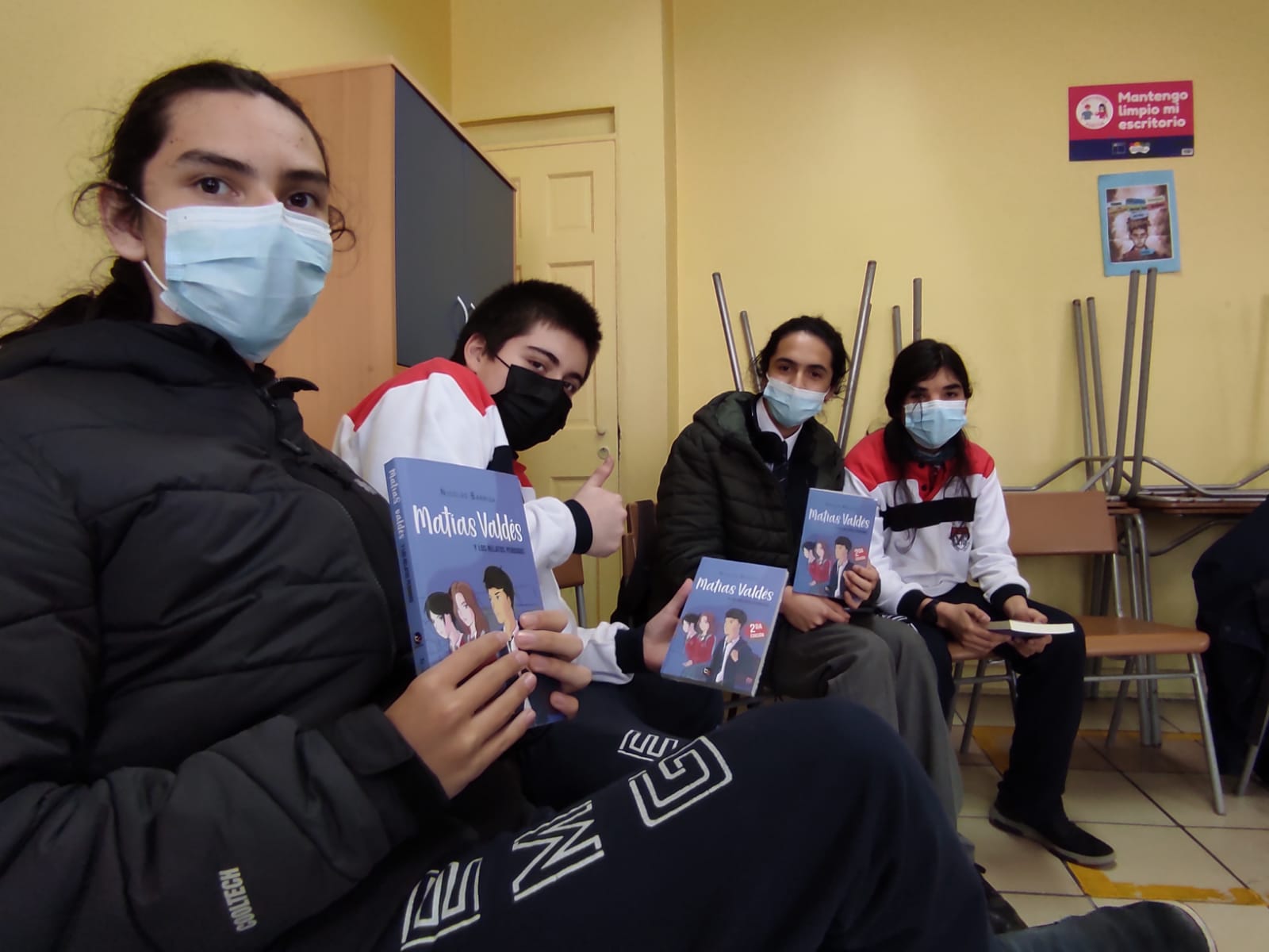 Estudiantes participan en «Diálogo en Movimiento» sobre libro «Matías Valdés y los relatos perdidos» 📕📖