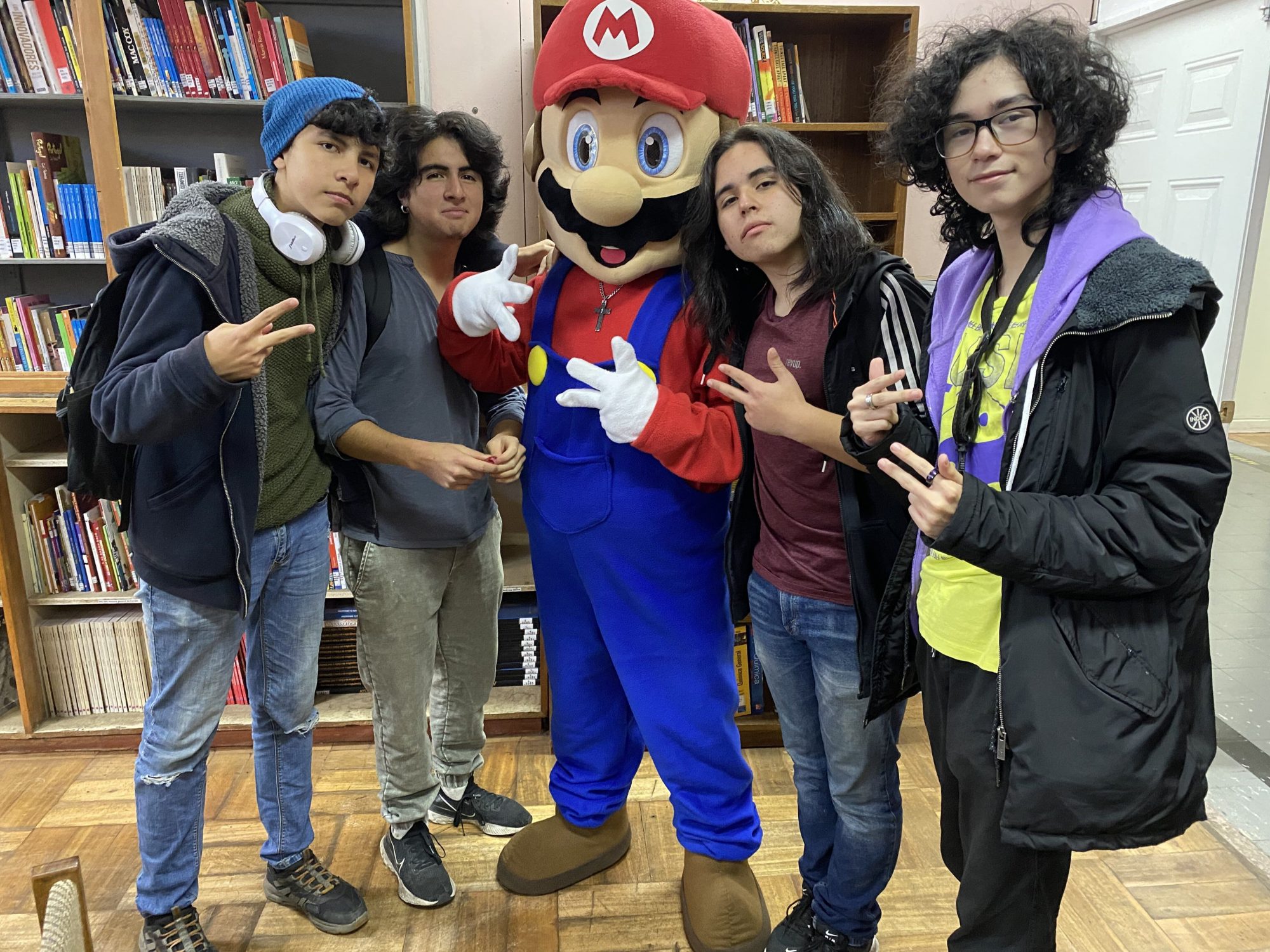 FOTOS | ¡Mario Bros llegó para saludar a nuestros jóvenes en su día!