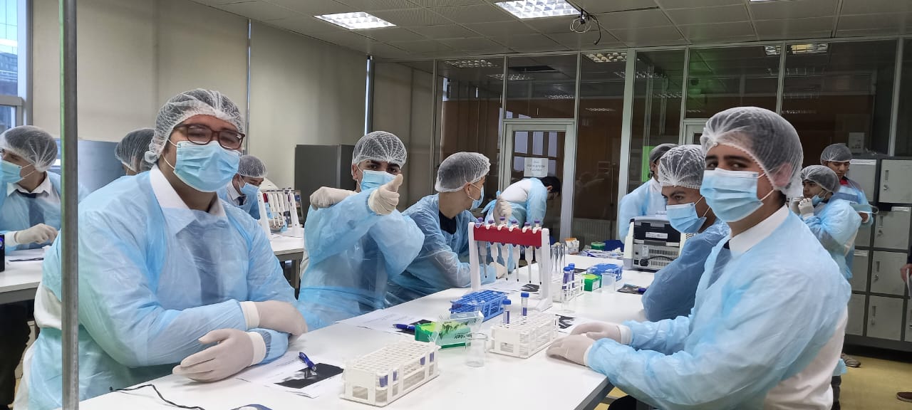 ¡Estudiantes participan de experiencia de aprendizaje en laboratorio de Biología de Instituto Virginio Gómez!