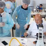 Delegación de 2° Medio participa en taller de Laboratorio Clínico del Instituto Virginio Gómez