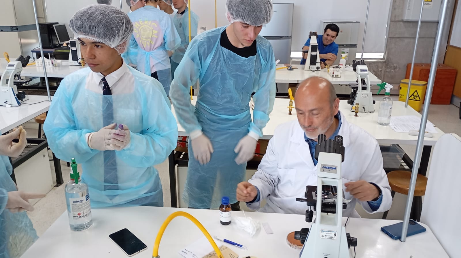 Delegación de 2° Medio participa en taller de Laboratorio Clínico del Instituto Virginio Gómez